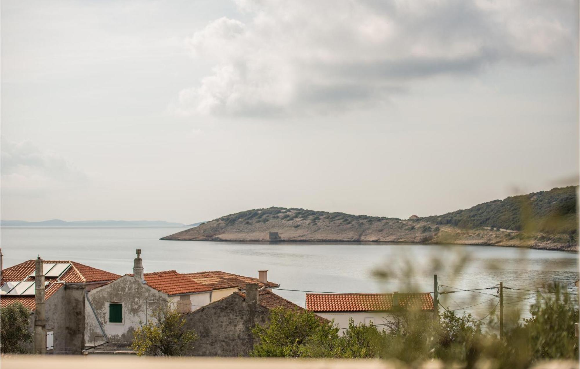 Beautiful Home In Martinscica With Wifi エクステリア 写真