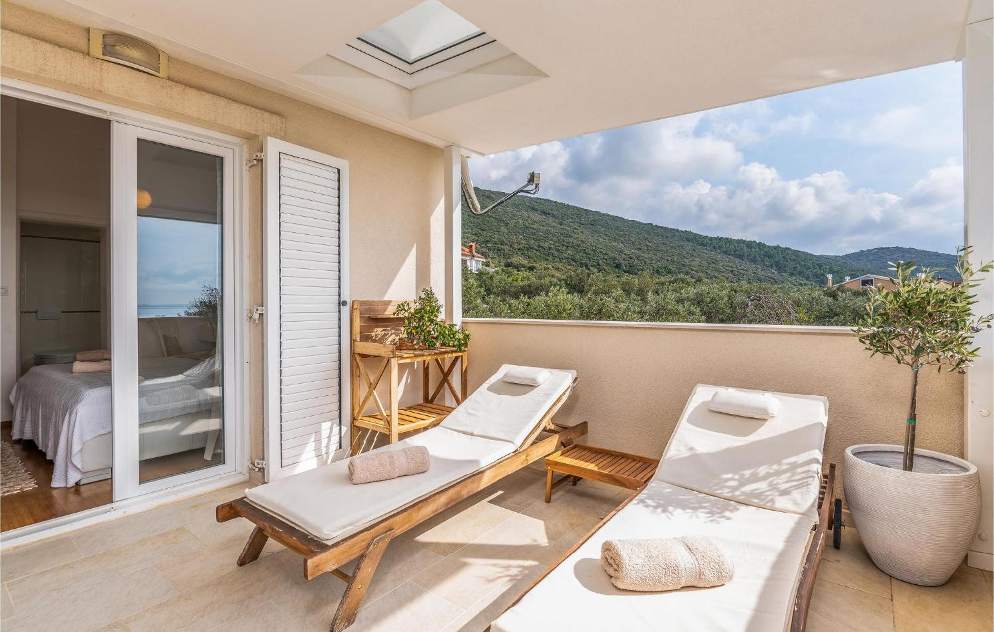 Beautiful Home In Martinscica With Wifi エクステリア 写真